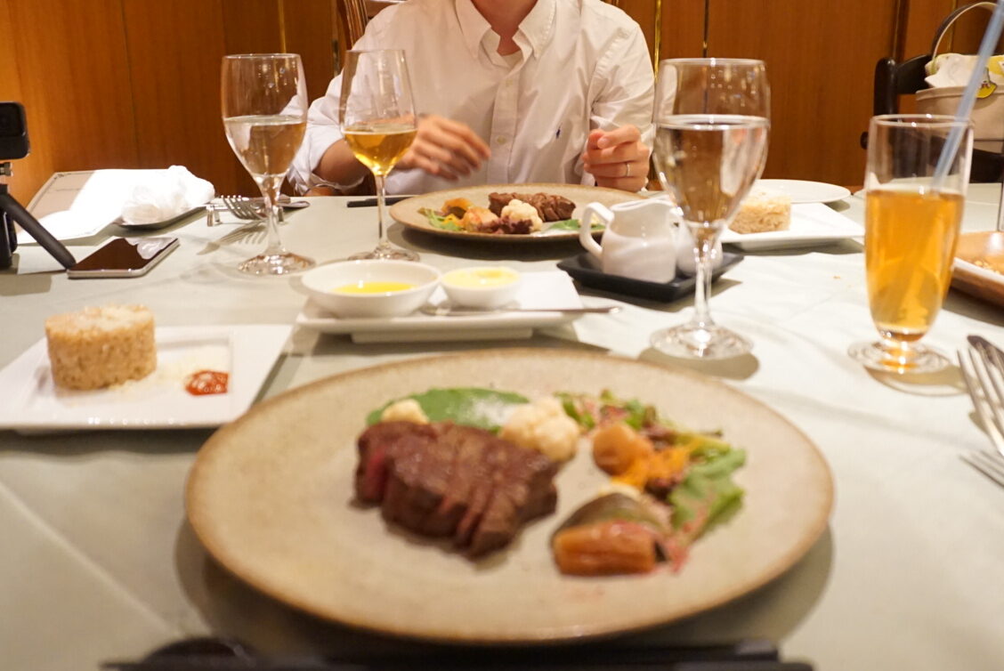 ホテルノイシュロス小樽での夕食のコース料理の写真