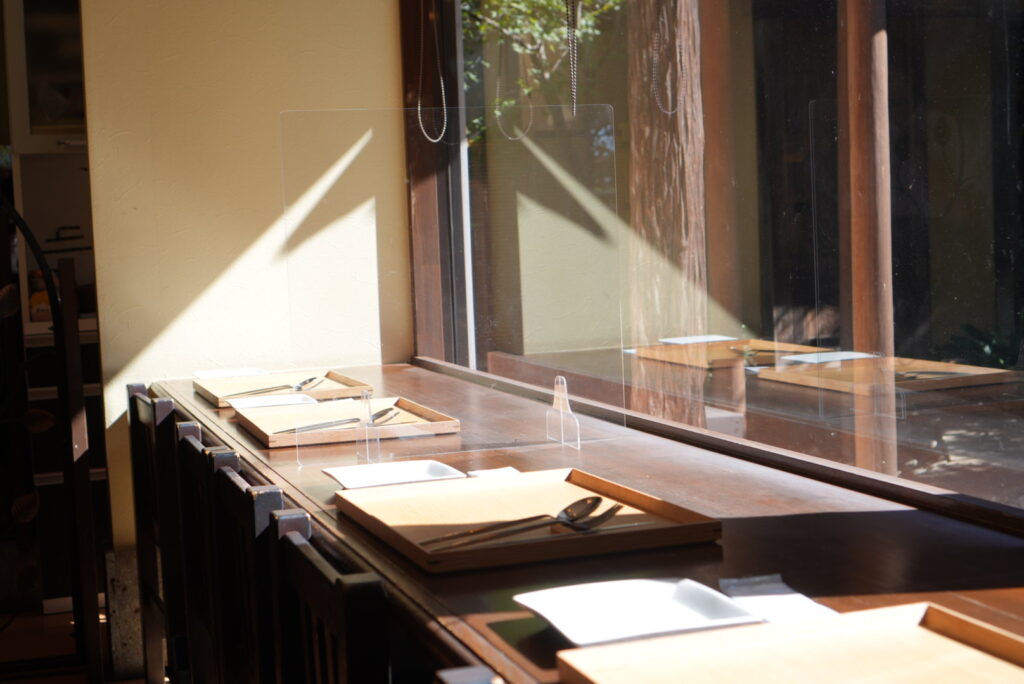 「カフェ・ユンヌ」のカウンター席