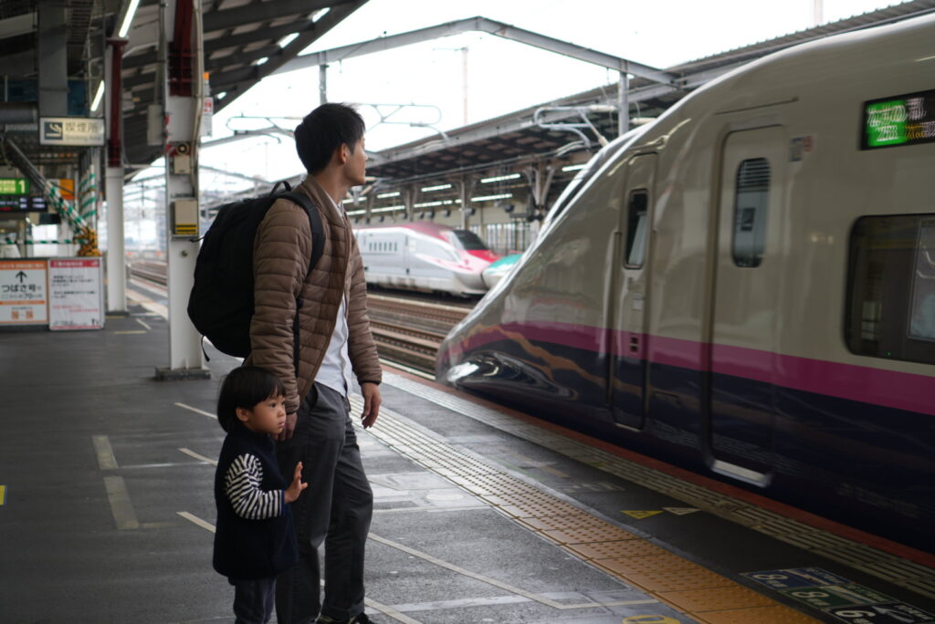 宇都宮駅から新幹線に乗る様子