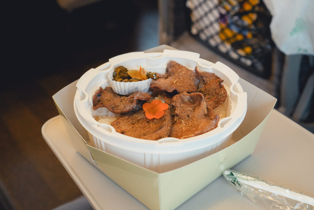 仙台駅で購入した牛たん弁当の中身