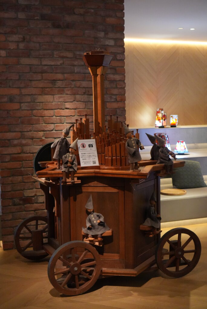 OMO5函館 by 星野リゾートの手回しオルガン